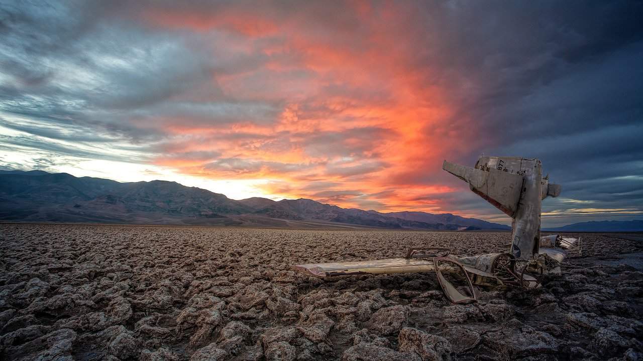 À la Découverte de la Vallée de la Mort: Entre Extrêmes et Mystères death valley, sunset, plane