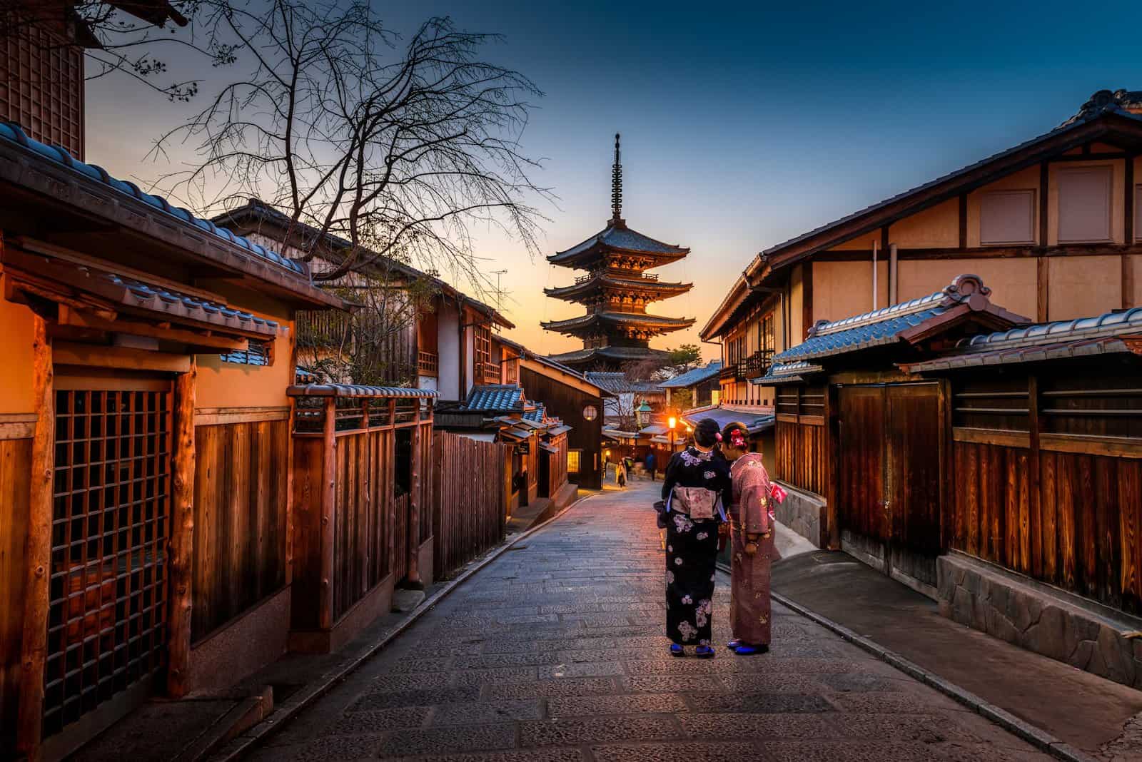 Les 10 destinations les plus romantiques pour une lune de miel two women in purple and pink kimono standing on street